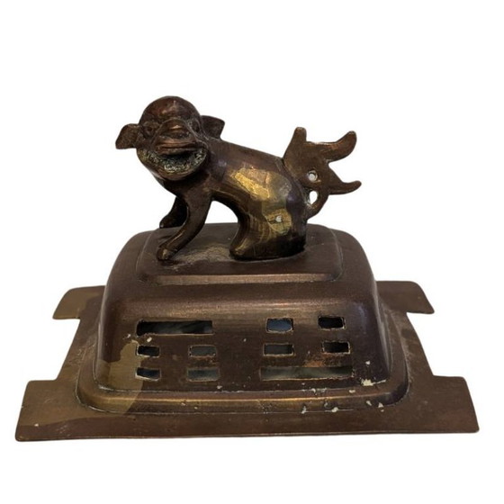 Chinese bronzen wierookbrander met beschermende leeuw – Lot 106 – Decoratieve objecten (photo 6 of 9)