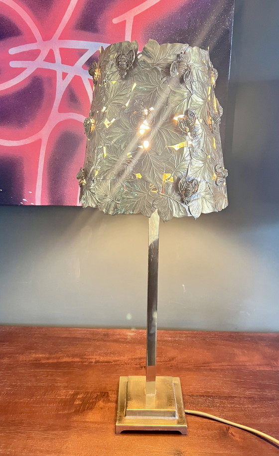 Image 1 of Lampe de table design en laiton ornée de feuilles de vigne et d'abeilles. Numéro de brevet gravé sur la face inférieure, ver