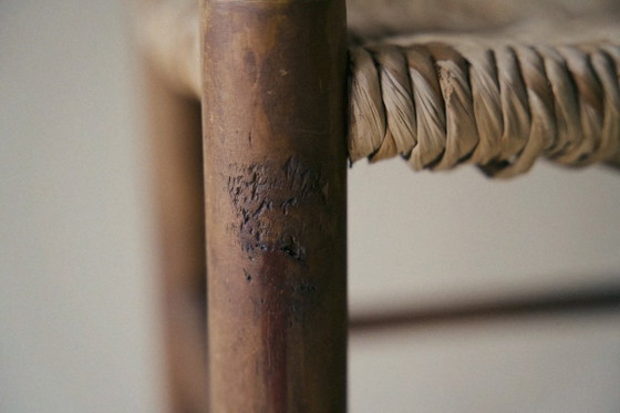 Image 1 of Taburete alto de madera con asiento de junco.