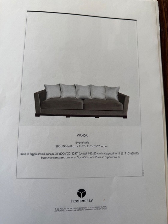 Image 1 of Deux fauteuils Promemoria Wanda en tissu cappuccino avec 8 coussins Promemoria et un tapis iranien assorti.