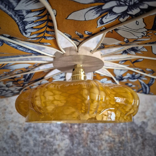 Hängeleuchte Blume mit 12 Blütenblättern aus Rattan und Blumenstoff und Kugel aus bernsteinfarbenem Glas