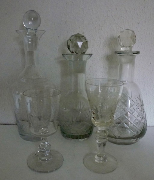 3 caraffe antiche e 2 bicchieri, splendidamente incisi.