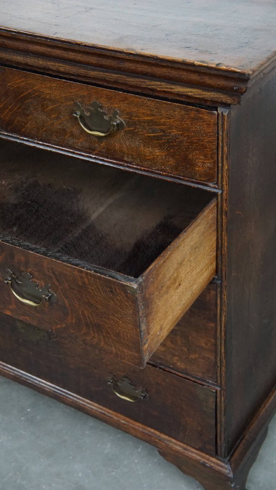 Image 1 of Cómoda inglesa antigua del siglo XVIII fabricada en roble con 5 cajones.