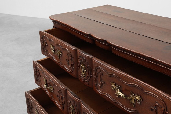 Image 1 of Commode en chêne du XVIIIe siècle de style Louis XV, faite à la main