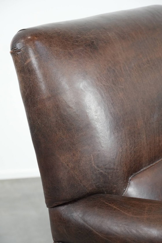 Image 1 of Sillón de piel de oveja con carácter y un hermoso color profundo.