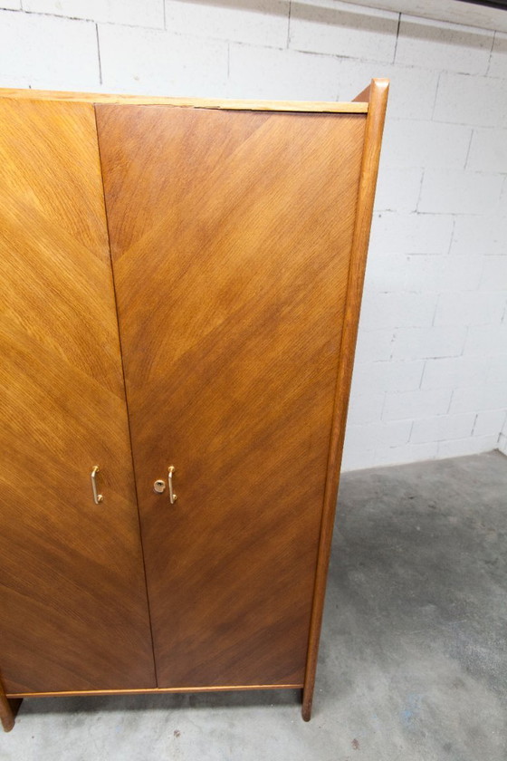 Image 1 of Armoire 1950 Mid-Century-Modern chêne en frisage 2 portes, 2 tiroirs, 4 étagères, 30cm de penderie et miroir 54x18cm