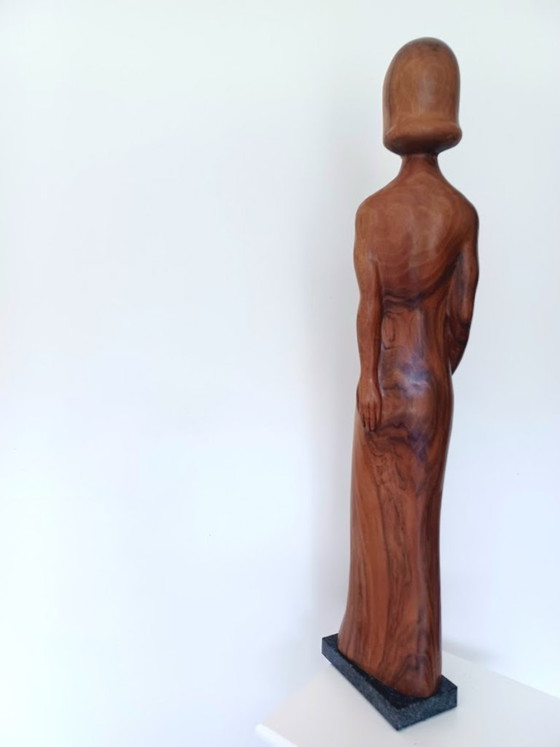 Image 1 of Sculpture en bois sculptée à la main, empreinte de sérénité – œuvre d'atelier moderniste – socle en marbre – 65 cm