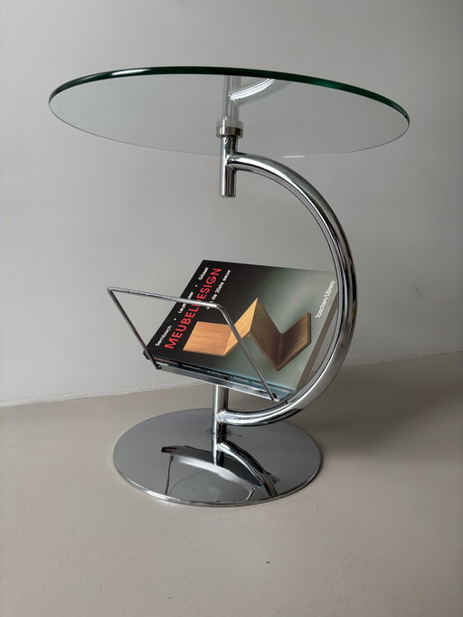 Boîte de nuit design en chrome foncé avec lecteur de livre