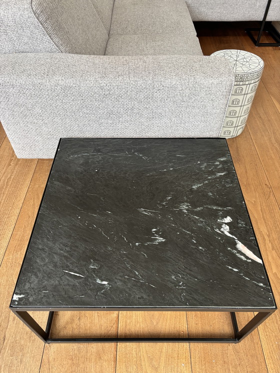 Image 1 of Elegante mesa de centro negra: tablero con efecto mármol y estructura de metal.