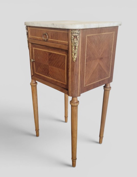 Image 1 of Tavolino laterale in stile Luigi XVI con intarsi, piano in marmo e decorazioni in bronzo dorato.