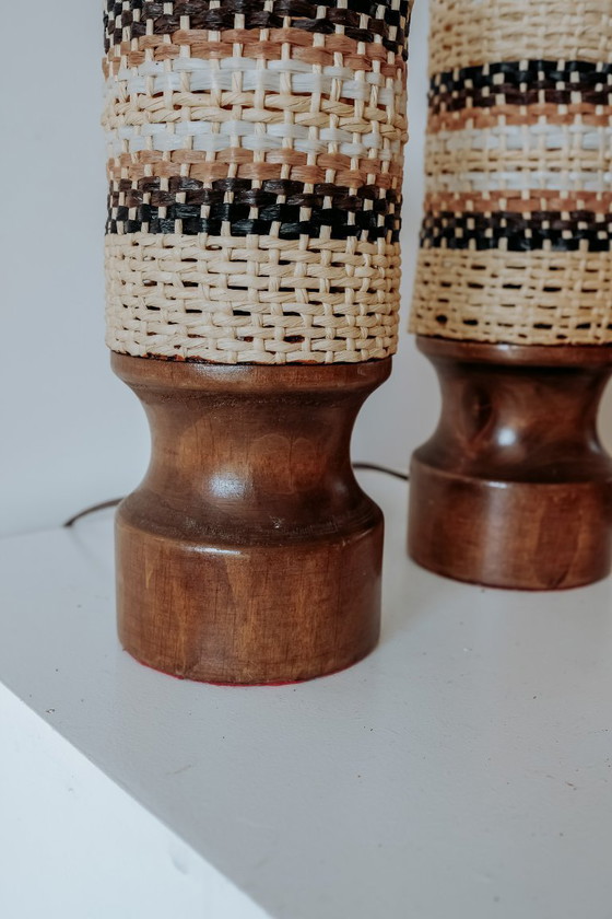 Image 1 of Set di 2 lampade da notte in legno con paralumi intrecciati, anni '70