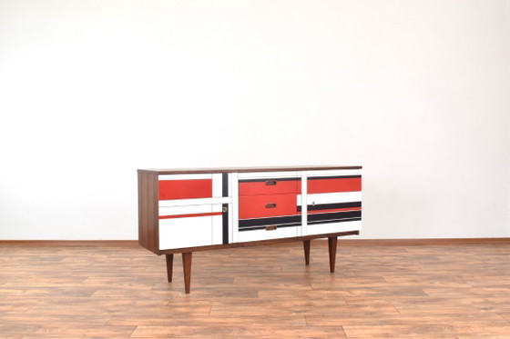 Buffet bas Mid-Century en noyer avec motif peint à la main, années 1960. – Wood (photo 3 of 14)