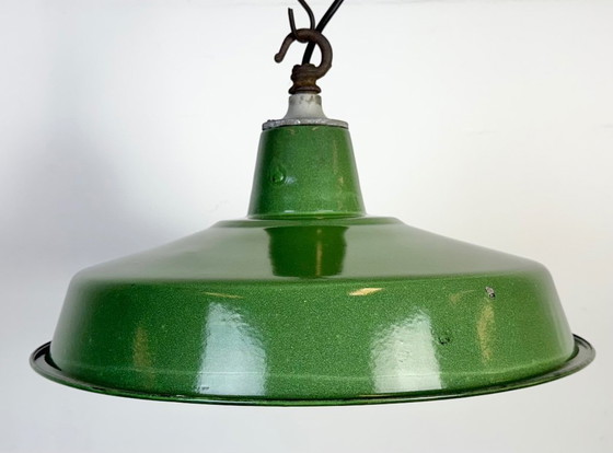 Image 1 of Industriële groene emaille fabriekshanglamp, jaren 60