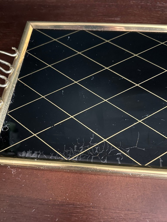 Image 1 of Vassoio rettangolare di metà secolo in vetro nero con motivo a rombi dorati 1950 ca.