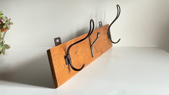 Image 1 of Vintage schoolkapstok van hout en staal