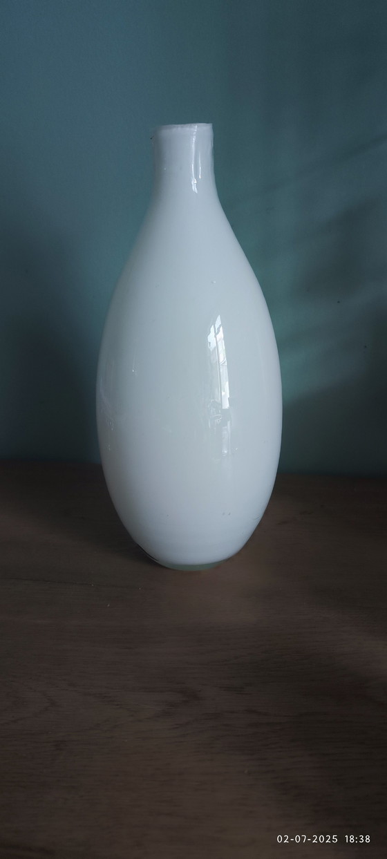 Image 1 of Vase en verre blanc soufflé à la bouche avec des rayures brunes, années 1970