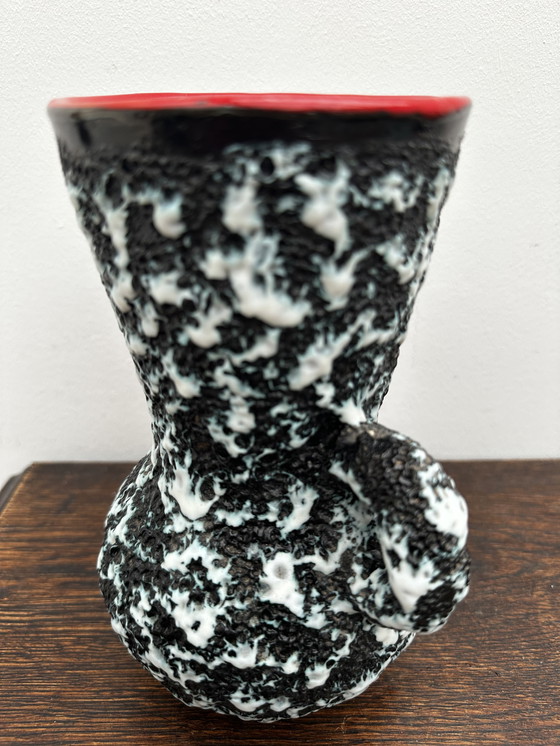 Image 1 of Vase à Oreilles Fat Lava Intérieur rouge - Attribué Vallauris H 21 cm