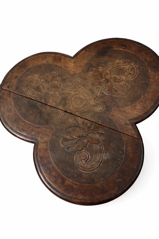 Image 1 of Table d'appoint ancienne en forme de trèfle avec pieds torsadés – Fin du XIXe siècle