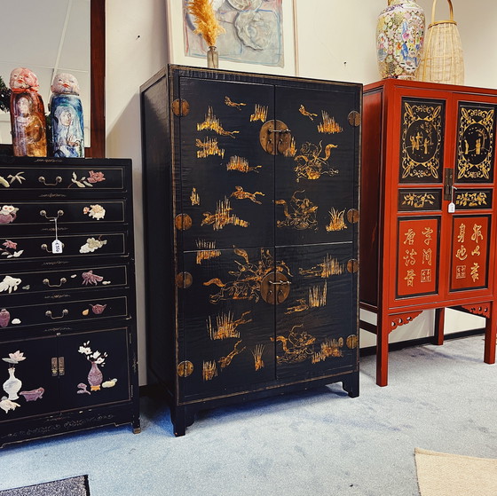 Image 1 of Cabinet chinois avec décorations dorées peintes à la main