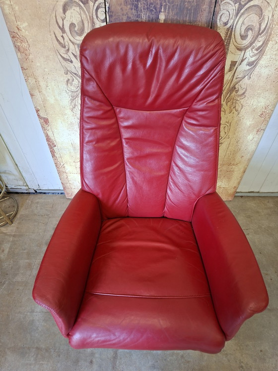 Image 1 of Fauteuil relex en cuir rouge