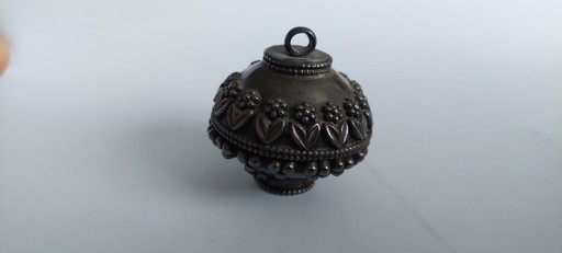 Pendentif vintage argenté à motif floral
