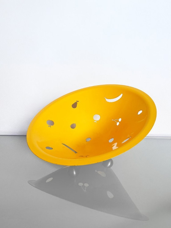 Image 1 of Coupe à fruits en métal jaune des années 80