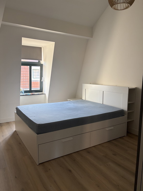 Image 1 of Lit double avec 4 grands tiroirs et table de chevet