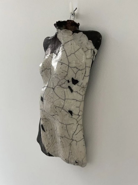 Image 1 of Torse féminin sculpté en céramique – glaçure raku