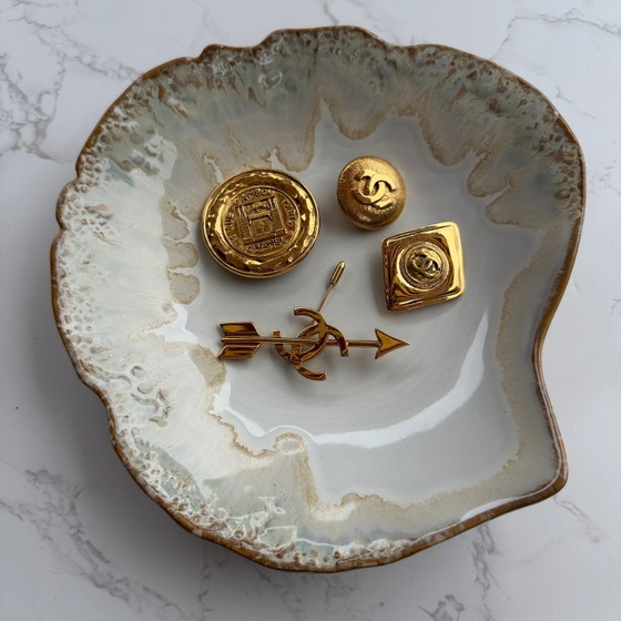 Chanel round CC logo brooch 24k gold-plated – Decorative Objects, Vintage (photo 9 of 9)