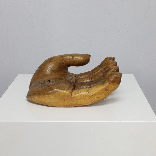 Objet Main sculptant en bois, années 1980