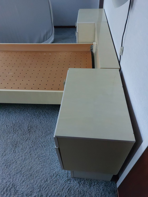 Image 1 of Lit simple vintage avec tables de chevet et coiffeuse