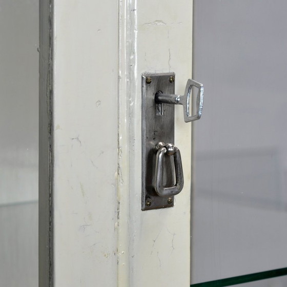 Image 1 of Armoire médicale en bois des années 1930