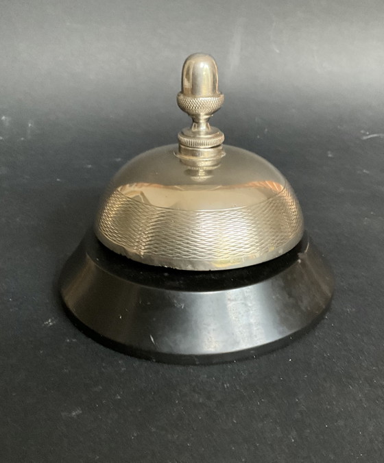 Image 1 of Campanello da reception d'epoca per hotel francese, in bachelite e metallo guilloché, anni '30-'50.