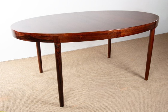 Image 1 of Gran mesa de comedor ovalada y extensible de palisandro danés, diseñada por Harry Østergaard para Randers Mobelfabrik en 1960.