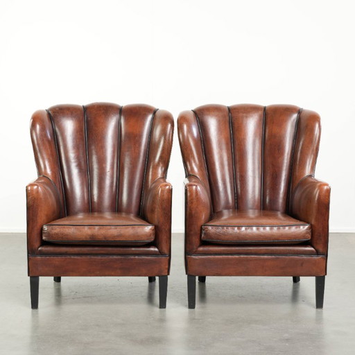 2 fauteuils en peau de mouton au design unique, avec passepoil noir et couleurs profondes. – Leather