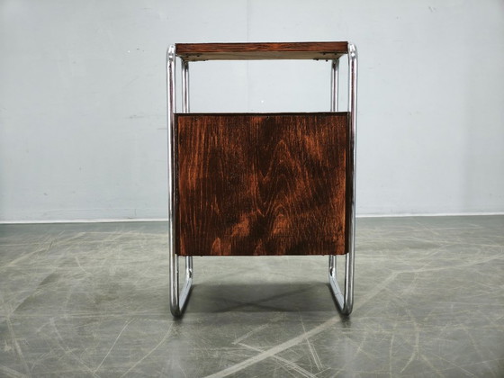 Image 1 of Table de chevet tubulaire en chêne et chrome de style Bauhaus, Tchécoslovaquie des années 1940