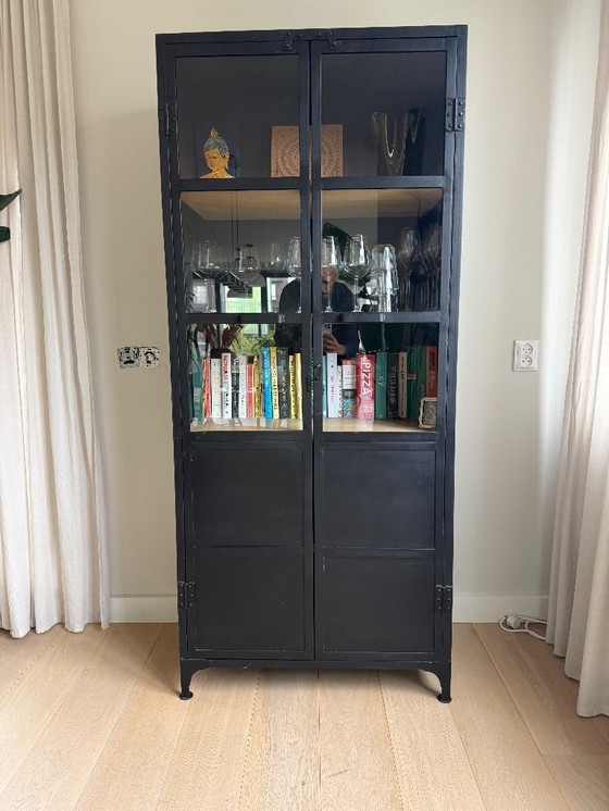 Image 1 of Armadio industriale in acciaio - Design senza tempo