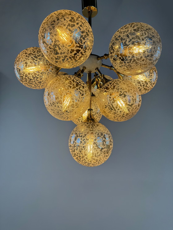 Image 1 of Superbe lustre en laiton et verre ambré des années 1970 - L'élégance de l'ère spatiale