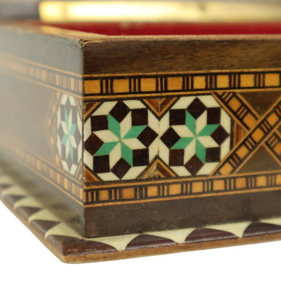 Image 1 of Caja de joyería con incrustaciones de marquetería