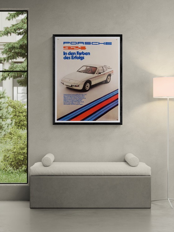 Image 1 of Porsche 924 in den Farben des Erfolgs – Anni '70 – Poster originale Porsche vintage – Vintage – 102x76 cm