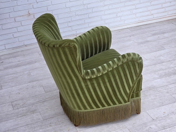 Image 1 of Sillón danés de los años 60, tapizado original en terciopelo verde.