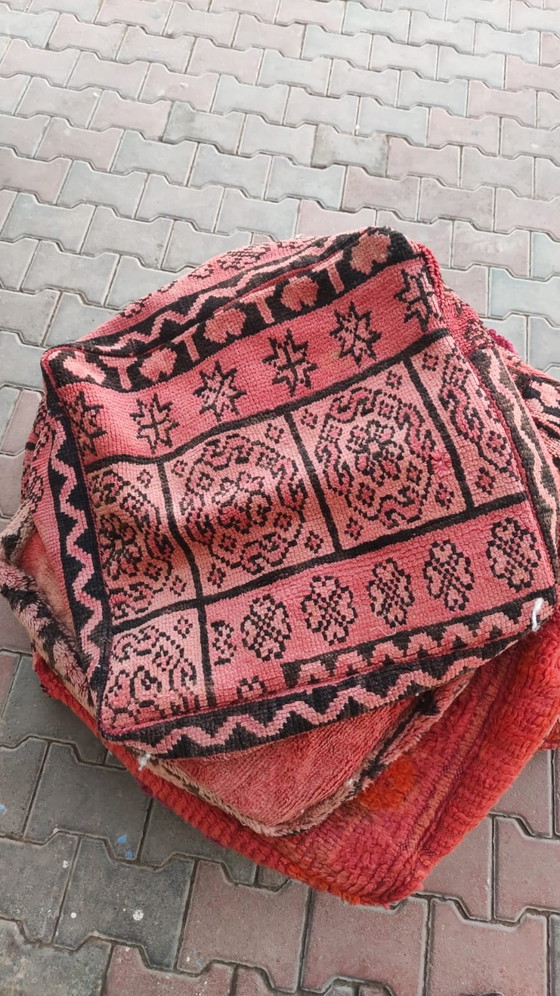 Image 1 of Handgemaakte poefs van vintage Marokkaanse tapijten – €120 per stuk