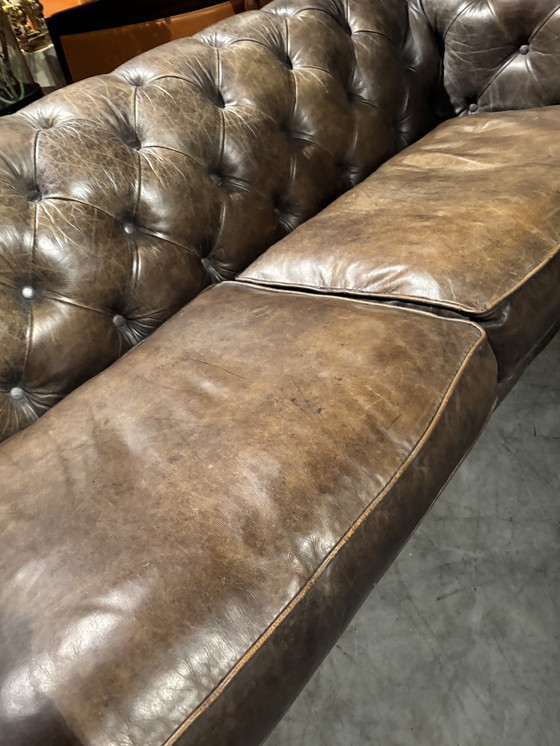 Image 1 of Divano Chesterfield a 3 posti in pelle color marrone/grigio/tortora