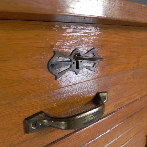 Armadio a serrandina in rovere con 2 ante, alto 150 cm, anni '30 – Cassettiere, Legno (photo 8 of 21)