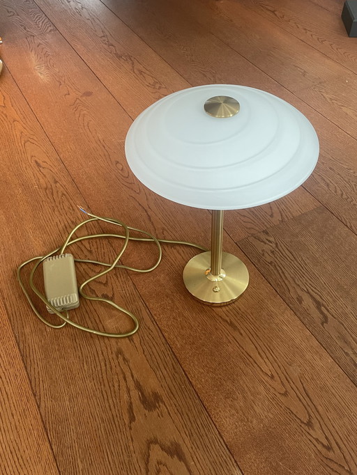 Lámpara de mesa B+M Leuchten de latón mate/pulido y cristal flameado blanco mate, años 90