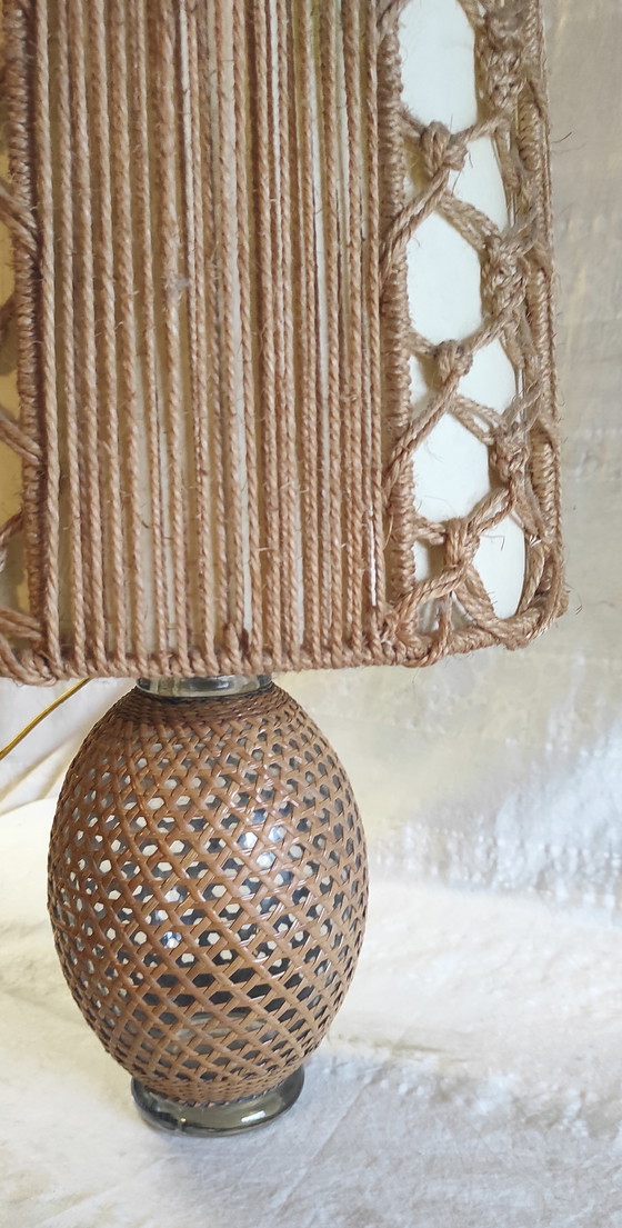 Image 1 of Lámpara de mesa de mimbre y cuerda - años 60/70
