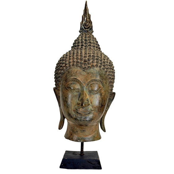 Antique Thai Bronze Buddha – Head & Hand on Museum Stand – 19th Century – Sculpture, Metal (photo 2 of 11)