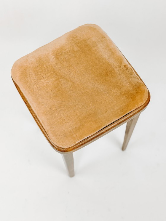 Image 1 of Tabouret vintage en bois avec assise en velours jaune doré