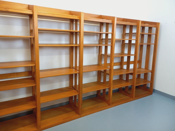 Image 1 of Grote modulaire boekenkast in 6 secties met 30 vintage grenenhouten planken uit de jaren 70 en 80.