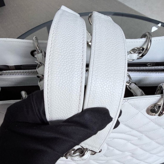 Image 1 of Borsa tote Chanel GST Grand Shopping - Pelle trapuntata Caviar, colore bianco, con finiture argentate, serie 14